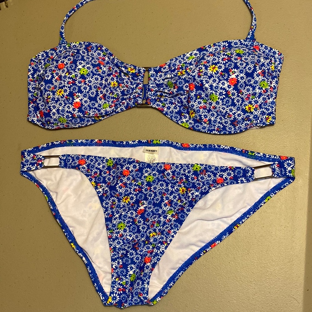 Old Navy cute floral bikini. Bottom M, Top L Never worn!